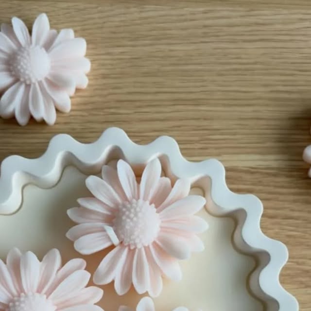 Daisy candle in a wavy white bowl by Anusri Creations